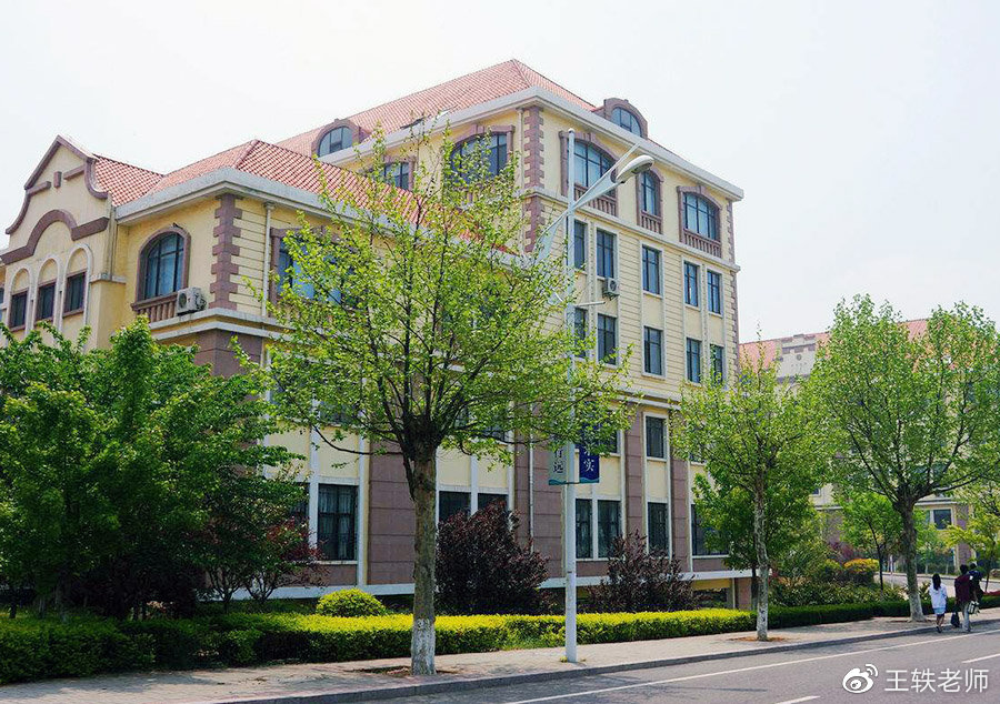 1952年院系调整,山东大学有大量院系被调整出去:艺术系戏剧组迁至上海