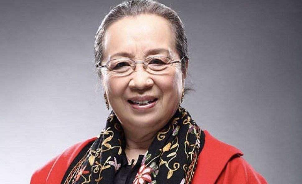 老戏骨李明启近况曝光,背名牌包独自买菜,曾因容嬷嬷一角被骂惨