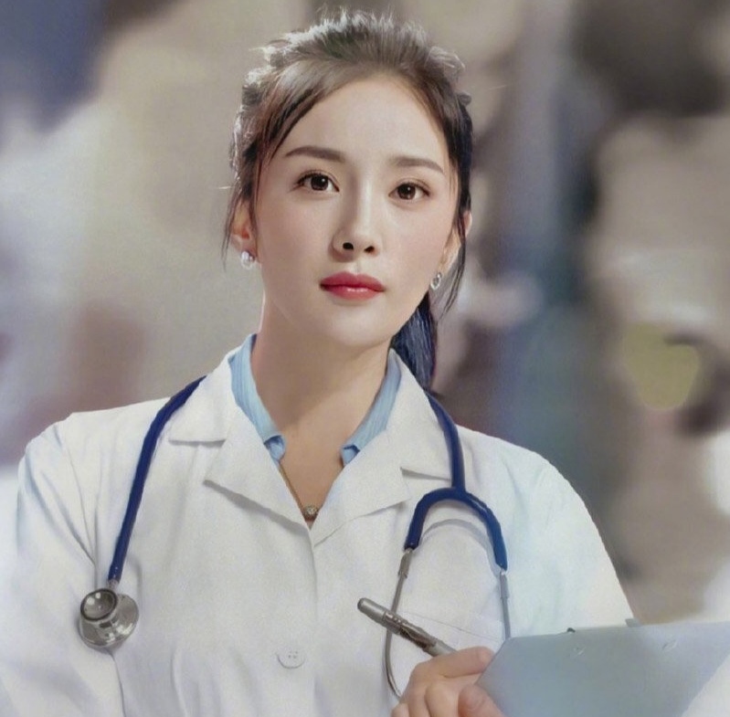女明星医生照迪丽热巴白大褂配白色眼镜简直要美到飞起