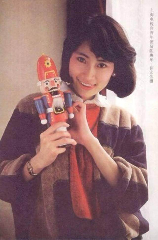 1982年,陈燕华搭档张瑜,卢青出演了电影《小金鱼》,她在影片挑战了与