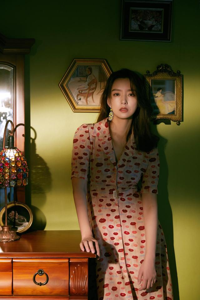 周奇奇复古风写真 红唇印花裙显法式魅力