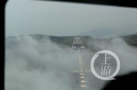 攀枝花机场跑道被低云覆盖，有故障降落危险极大。图片来源/公众号“派个上上签”