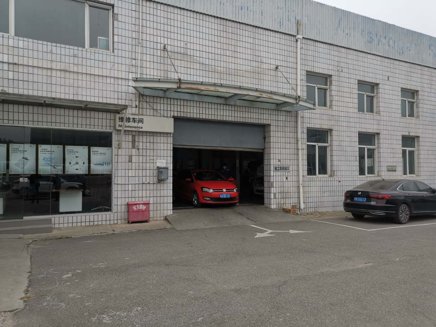 上汽大众北京4s店维修车间内仍有师傅在维修车辆。新京报记者 程亚龙 摄
