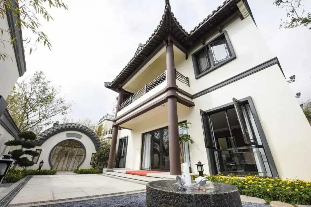 曲靖首个国家级特色文旅小镇盛装亮相房交会,艳惊全场!