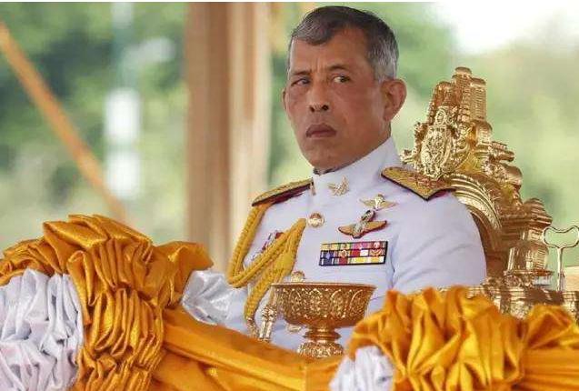 如今在泰国国内名声极差的拉玛十世相较于他的父亲拉玛九世就逊色得多