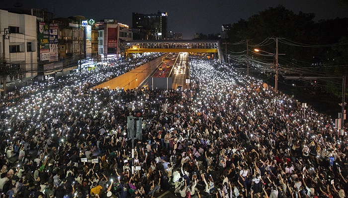 2020年10月19日,泰国曼谷,示威者在市区继续举行大规模抗议集会。图片来源:视觉中国