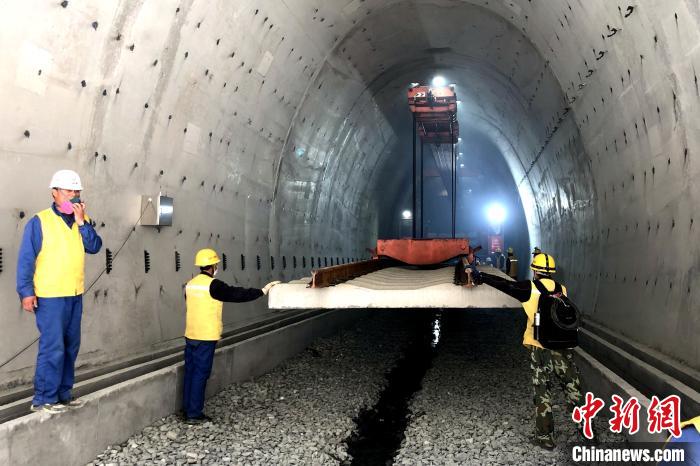     图为川藏铁路拉林段施工人员开始进行达嘎拉隧道的铺轨作业。　李驰　摄