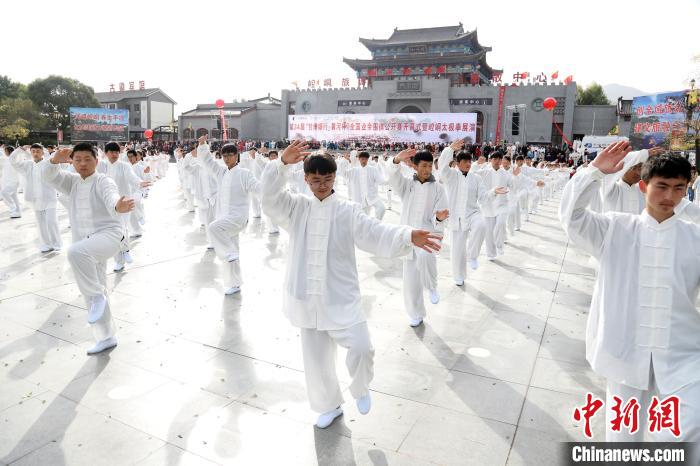 甘肃 道源圣地 崆峒山下万人同舞太极拳 手机新浪网