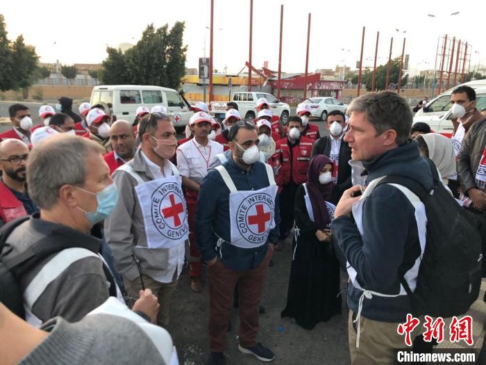 图为红十字国际委员会与也门红新月会工作人员对接现场工作安排.