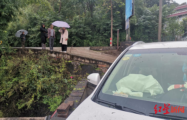 红星新闻|离奇车祸！一轿车凌晨5点冲出公路开上居民房顶，幸无人伤亡