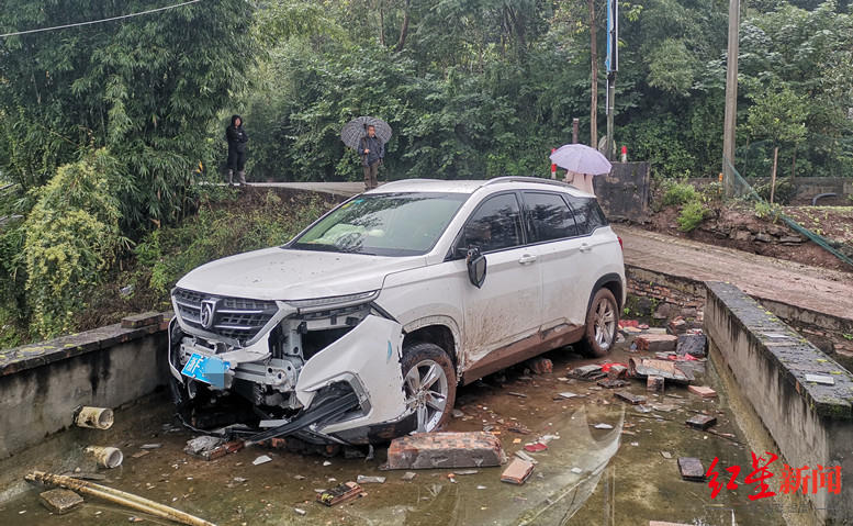 红星新闻|离奇车祸！一轿车凌晨5点冲出公路开上居民房顶，幸无人伤亡