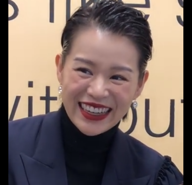 40岁胡杏儿状态太真实了,不刻意掩饰容颜的老态,自信大笑!
