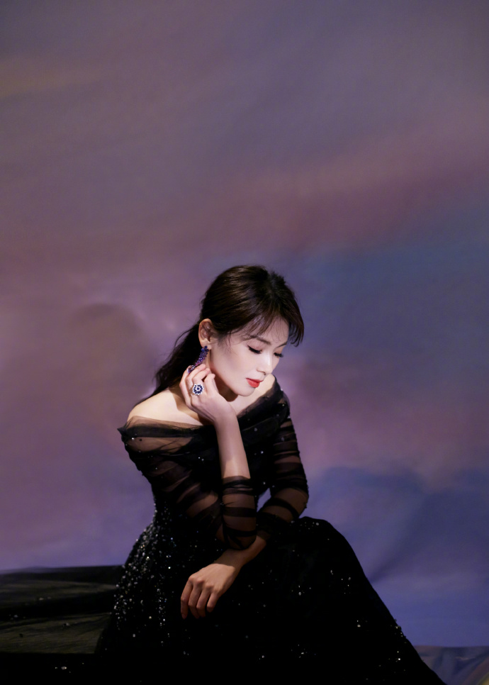 刘涛身着黑色礼服裙 优雅而大气!