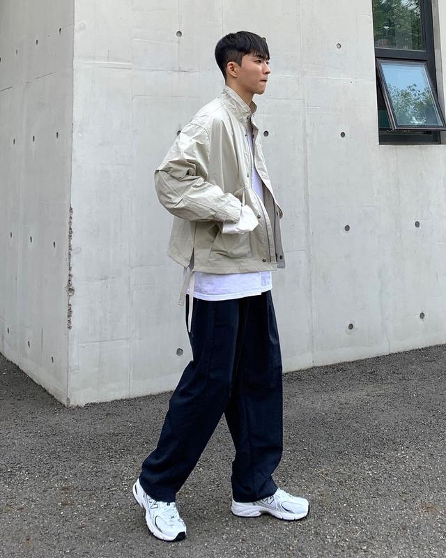 "瘦竹竿"男生秋天怎么穿好看?4套潮流有型的搭配,跟着穿很帅