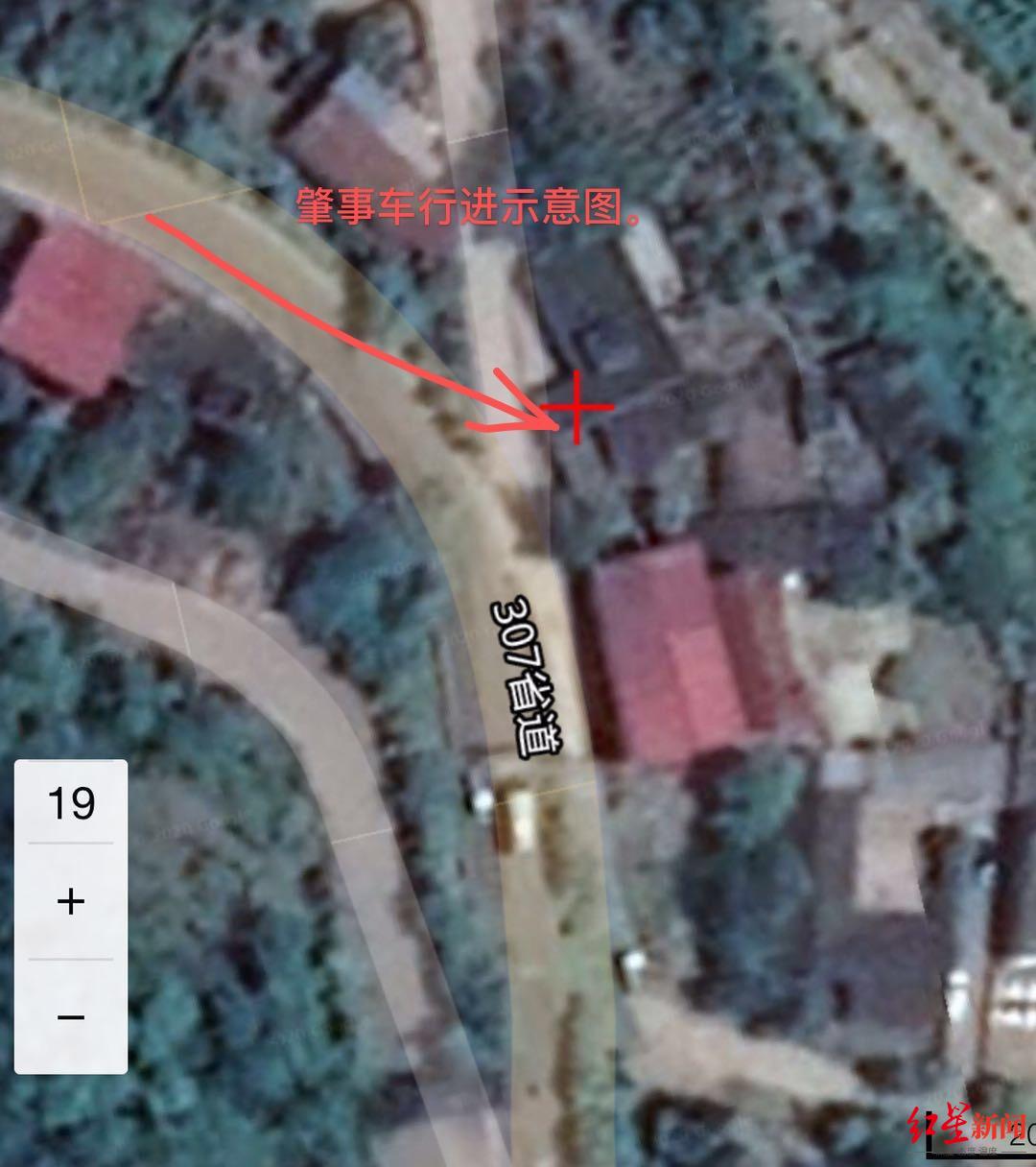 红星新闻|离奇车祸！一轿车凌晨5点冲出公路开上居民房顶，幸无人伤亡