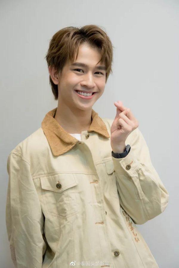 当红男星fluke录制《泰国勤报局》,获钟慕岳赠中国旅游指南