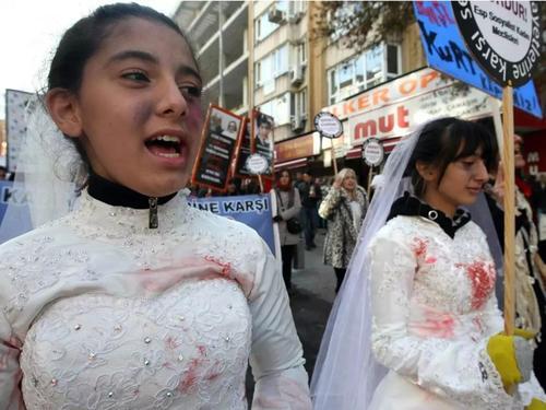 国外女孩童婚现象加剧:50万人面临童婚,100万人面临怀孕