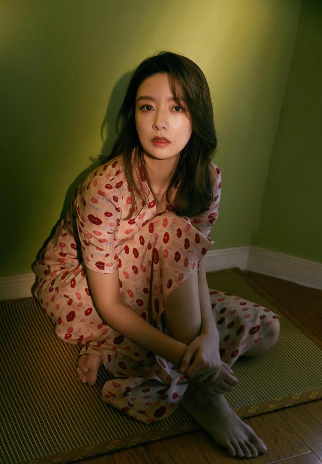 周奇奇复古风写真 红唇印花裙显法式魅力