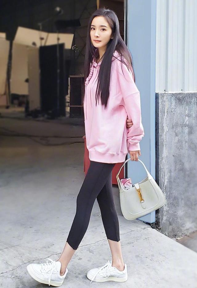 杨幂又带火了一款裤子,叫"鲨鱼裤",时髦显瘦,照着搭配准没错