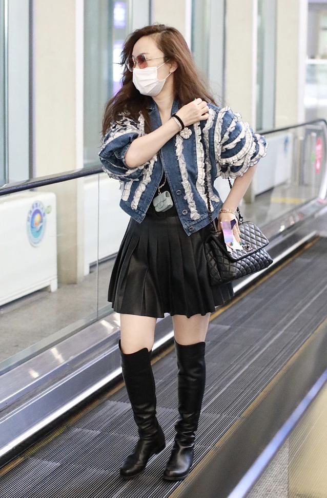 39岁霍思燕走机场,穿皮短裙配长靴又美又飒,"辣妈腿"很抢镜