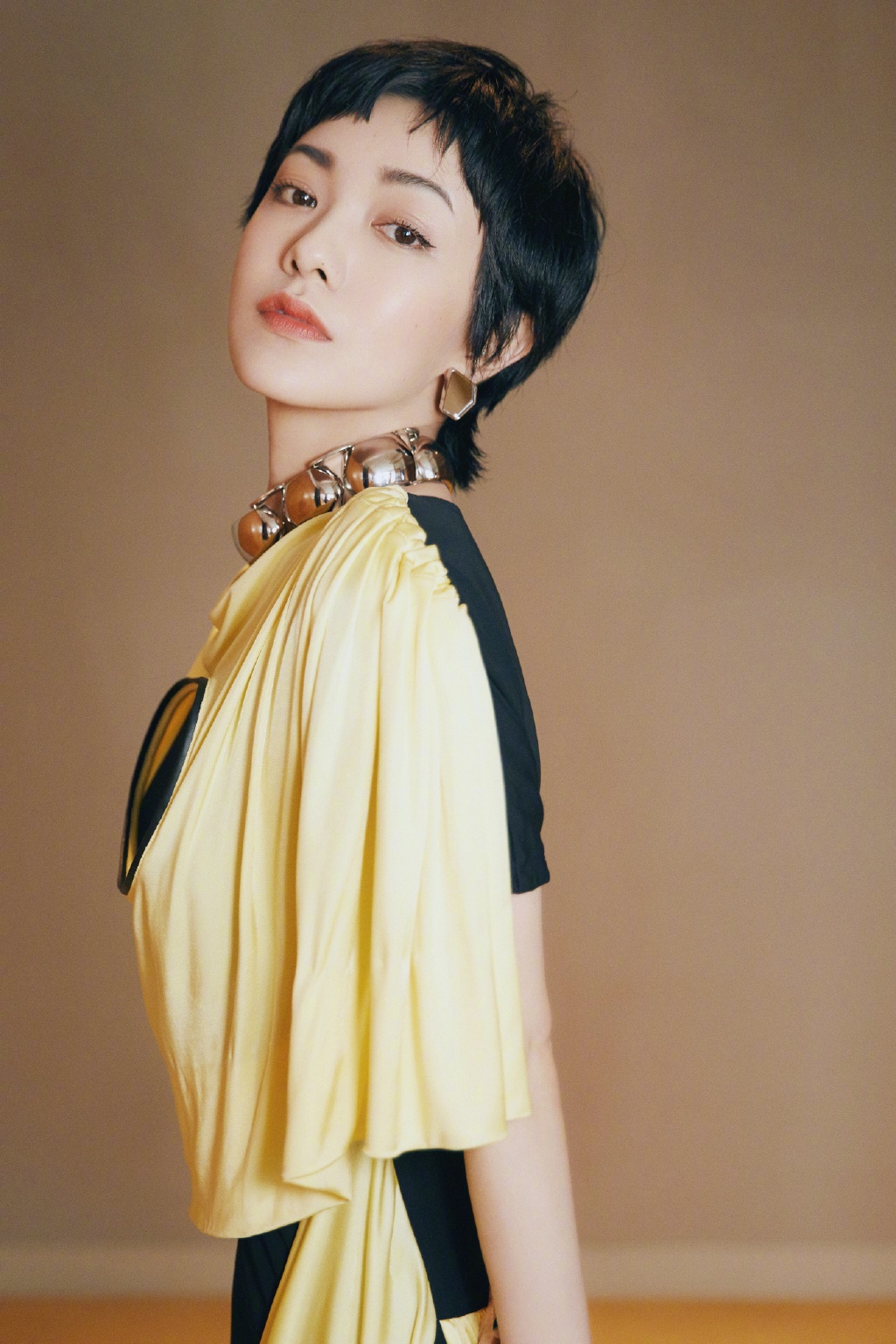 郭采洁是得罪造型师了吗,这样的"桌布"造型,一般人都驾驭不了