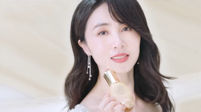 复出了!孙莉最新广告片身材气质绝了,为黄磊生三娃后仍是少女颜