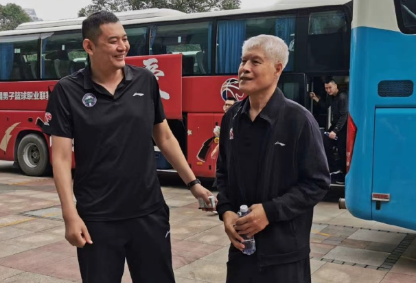 辽鲁赛前2大暖心画面!巩晓彬与杨鸣谈笑风生,官博发文:一家亲