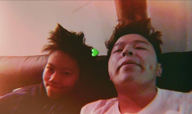 窦靖童再与绯闻男友蔡智光同框,两人留着同款发型,引恋情大猜想