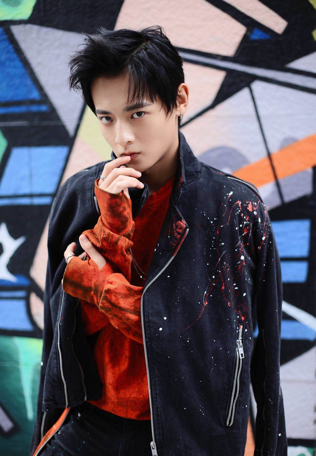 带美女现身温泉酒店,两人被拍亲密牵手不避嫌|肖战|白澍|恋情曝光