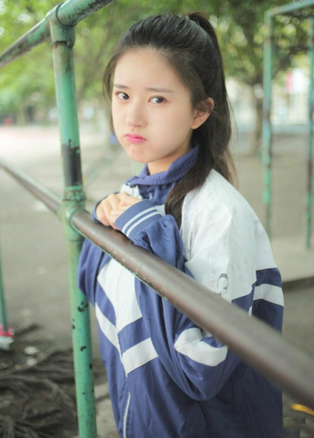 赵露思自认上学时是"校花",看到她15岁校服照,果然天生丽质