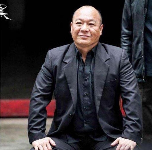 他是《古惑仔》的"灵魂",为家"退出江湖",一身纹身霸气十足