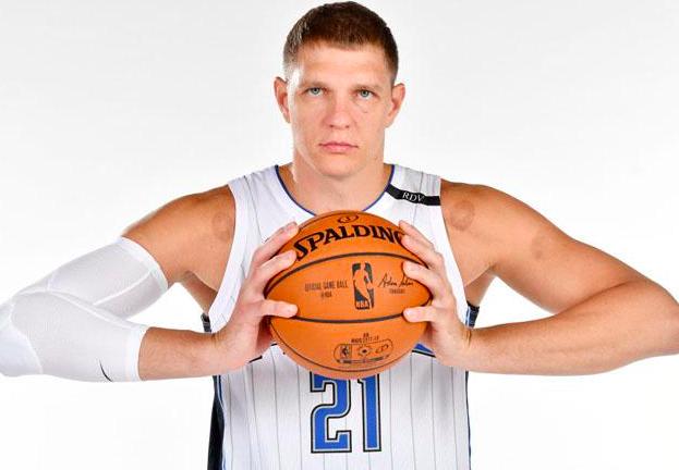 湖人另一旧将合同移除存争议,球迷施压别为詹皇绿灯|湖人|莫兹戈夫