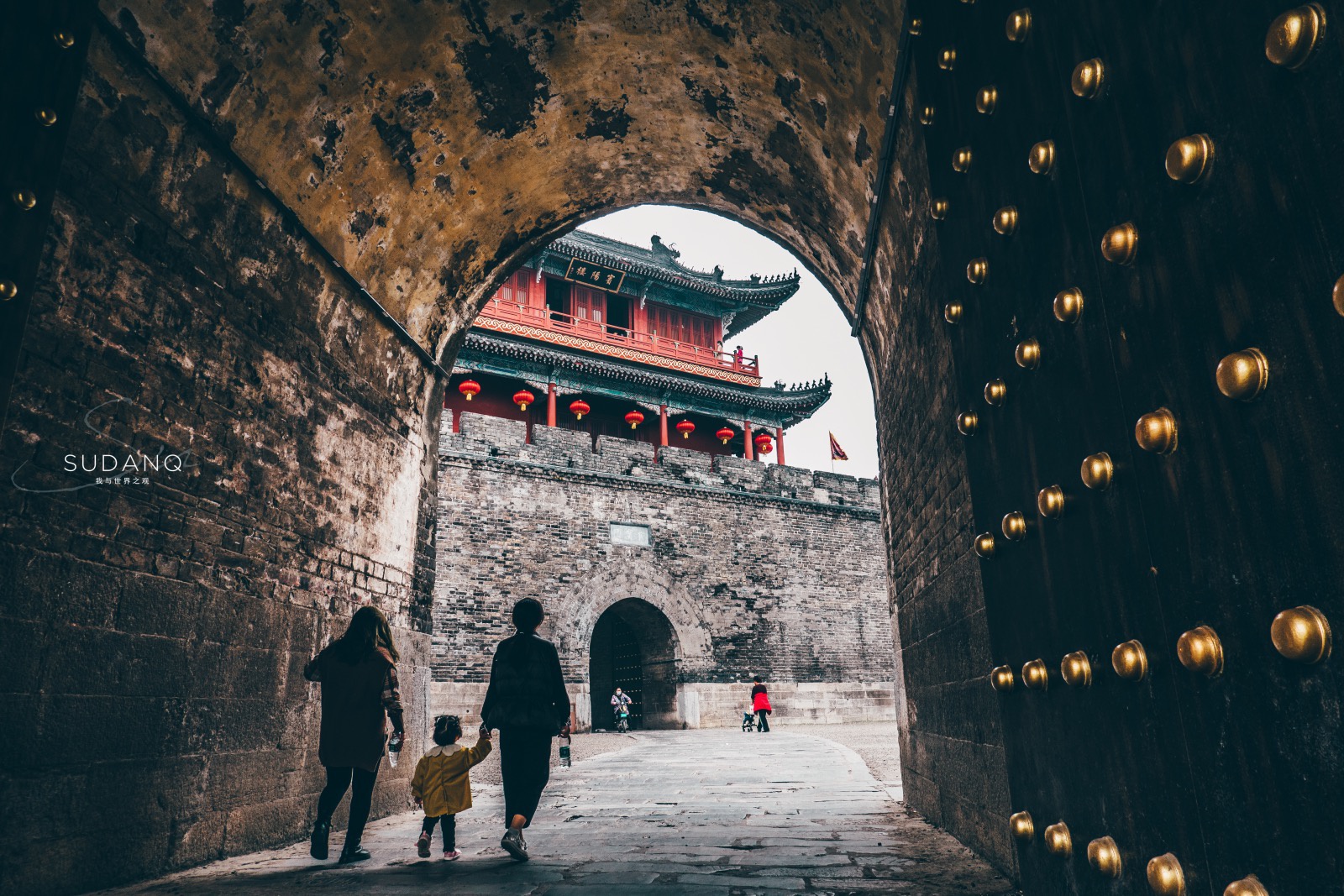 荆州古城墙原为土城,于南宋始建砖城,是我国延续时代最长,跨越朝代最