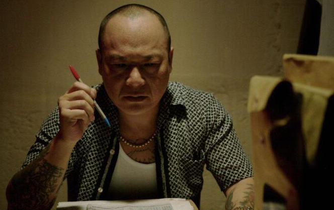 他是《古惑仔》的"灵魂",为家"退出江湖",一身纹身霸气十足