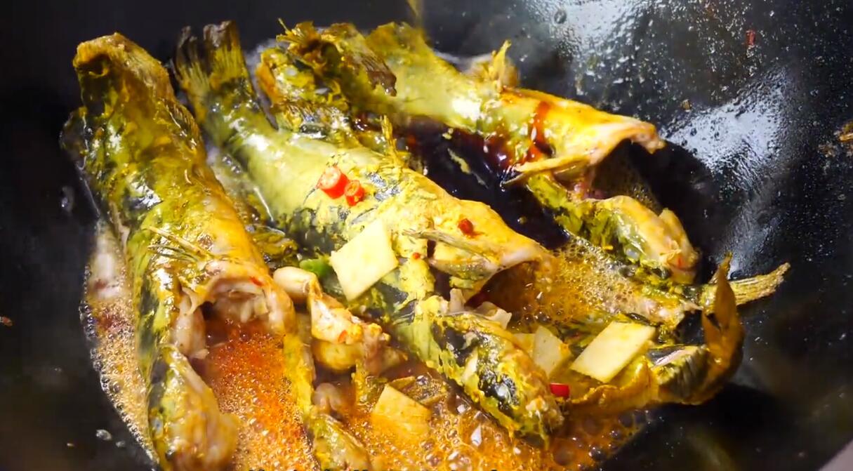 干锅黄骨鱼最美味做法,肉质细嫩,味道鲜美,好吃停不下