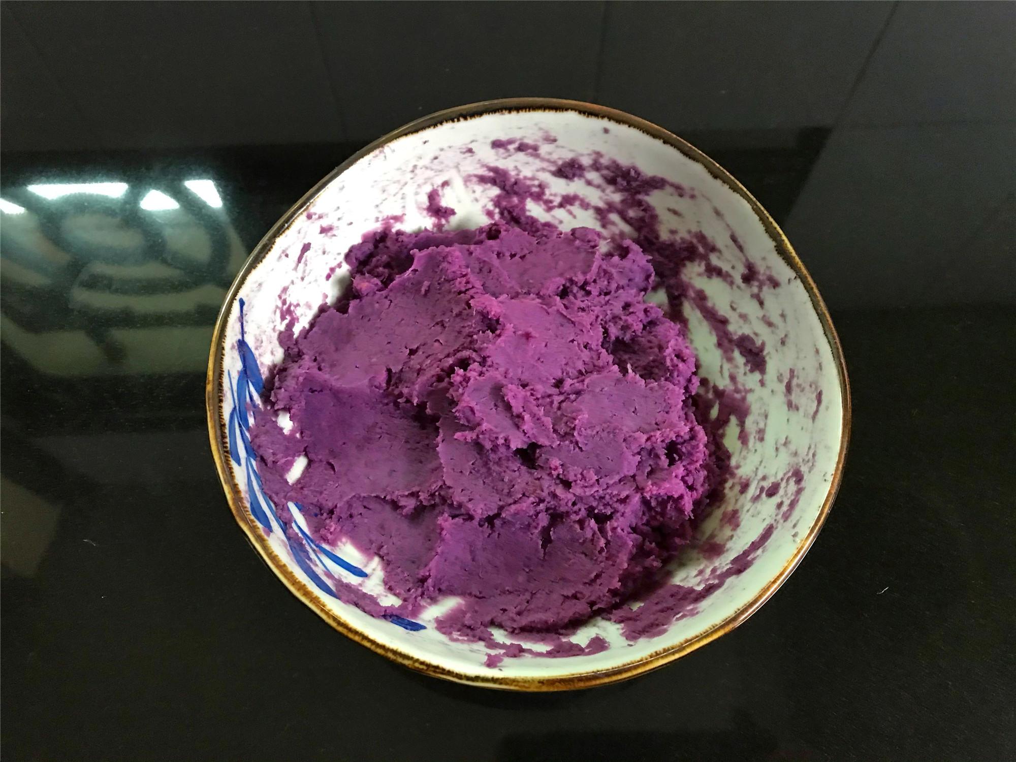 3,蒸好的紫薯用勺子压成泥,紫薯泥太干的话可以加点牛奶