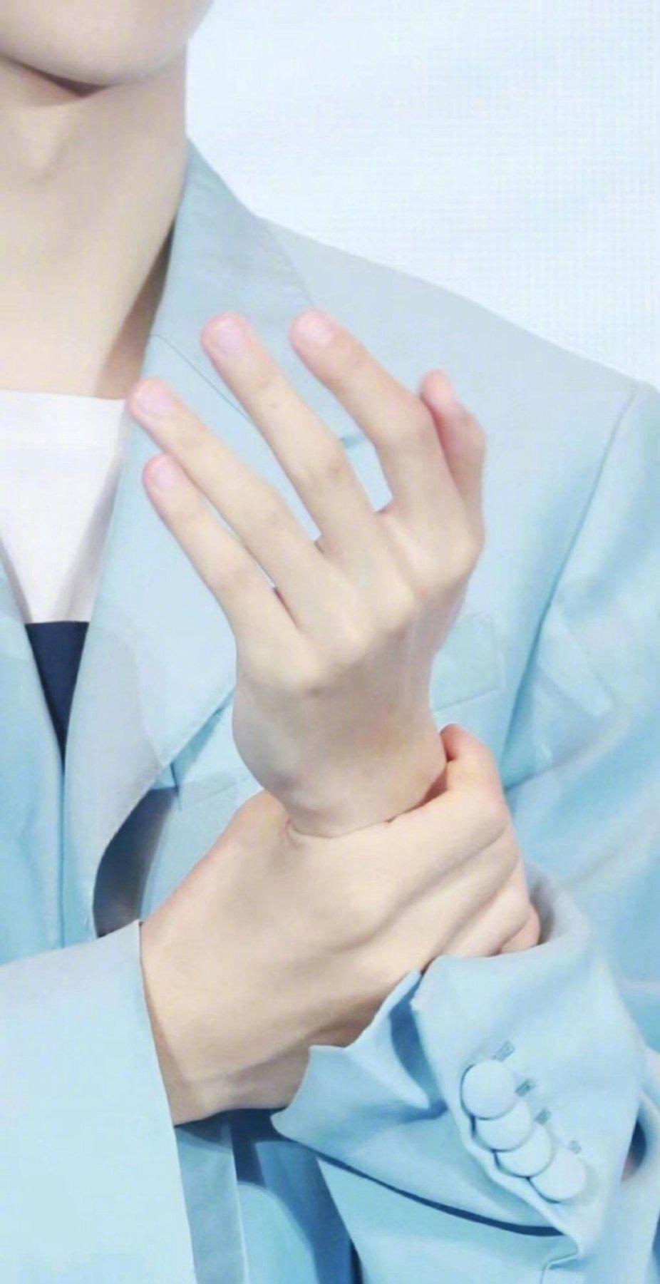 王一博的手,骨节分明,白皙修长,简直就是手控福利!