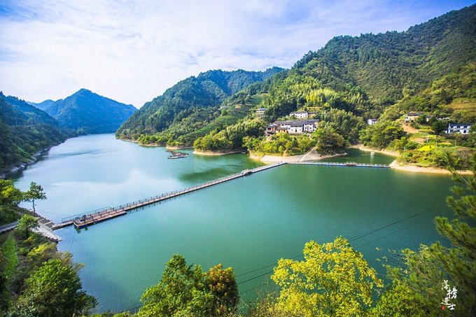 安徽黄山脚下有一处"黄山天池",妩媚秀丽,很多游客都没来过