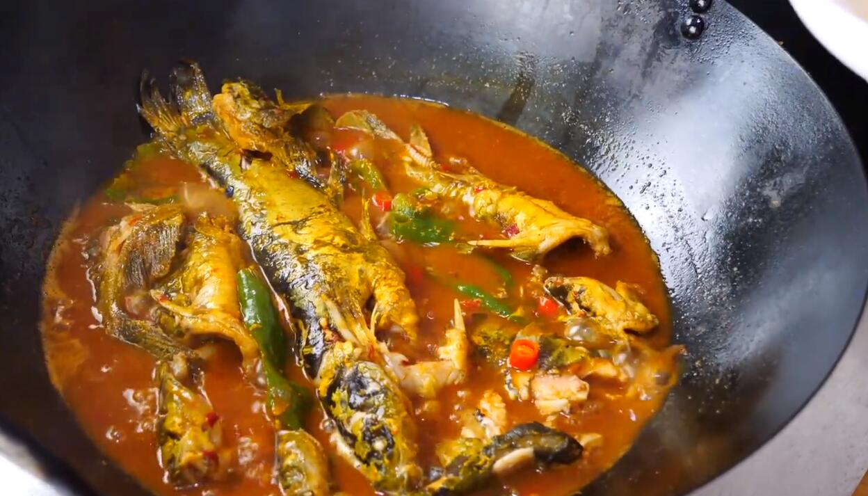 干锅黄骨鱼最美味做法,肉质细嫩,味道鲜美,好吃停不下