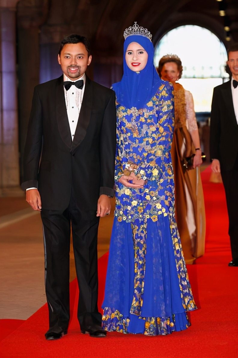 文莱王后穿一身金色庆生!文莱王妃穿粉裙跟在后面,哪像生过4个