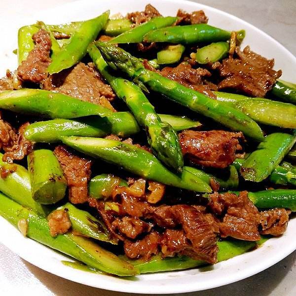 芦笋炒牛肉,芦笋鲜嫩,牛肉香滑,低脂高纤维营养丰富