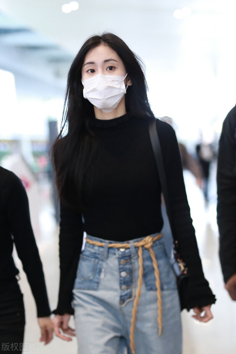 张碧晨现身机场穿黑色打底衫搭牛仔裤身材比例真是绝了