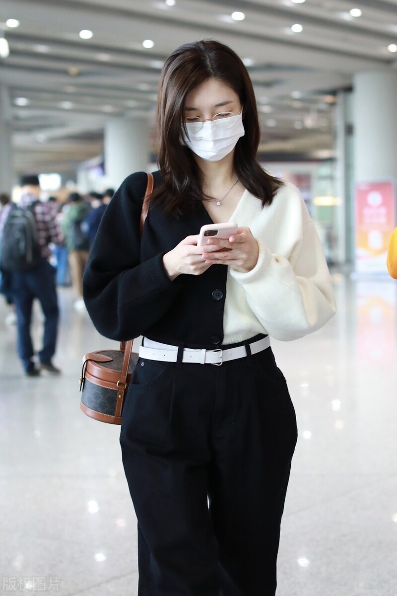 江疏影现身机场,穿黑白拼接上衣潮范十足,一路低头玩手机很忙碌