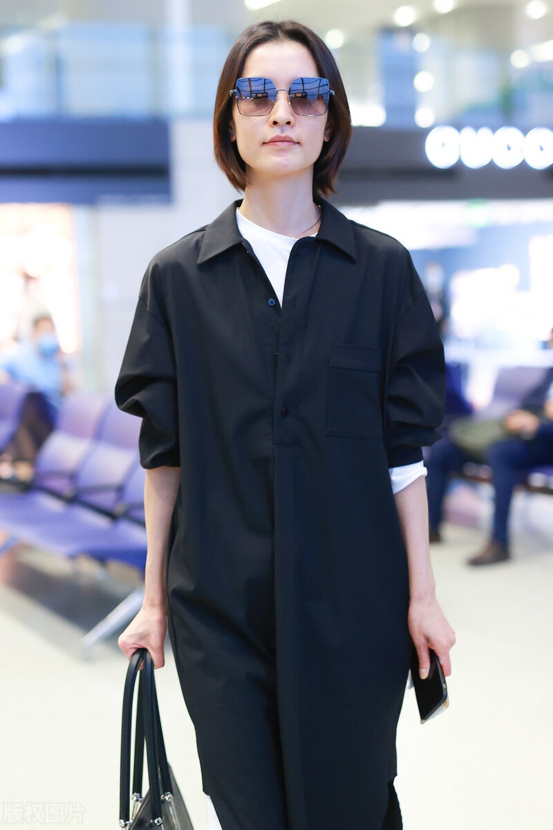 杜鹃走路一脸冷酷不好接近,歪头摘口罩整个人显得呆萌俏皮