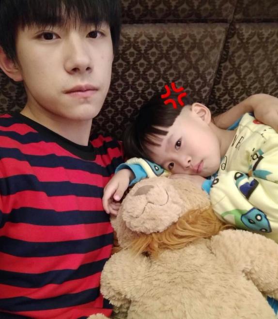 易烊千玺7岁弟弟易烊昱华盲拧二阶魔方创纪录,演戏走秀履历丰富