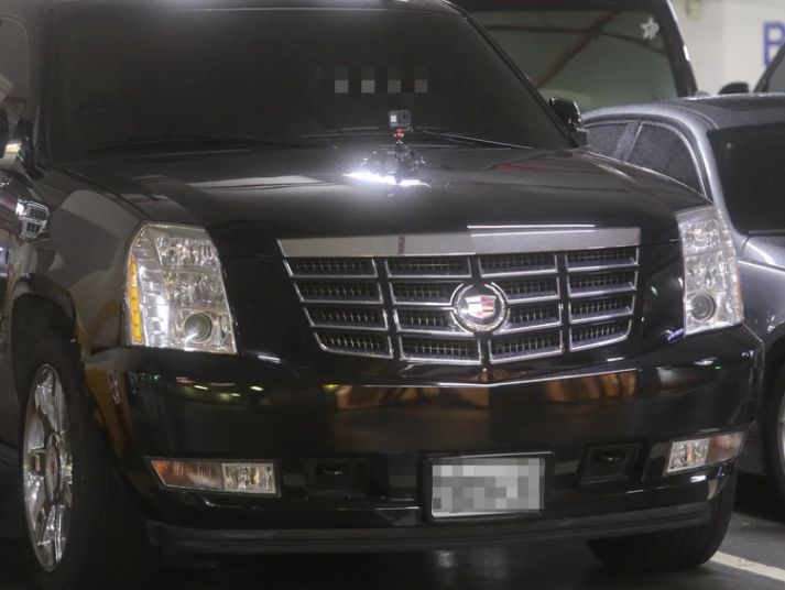 昨晚大约7点,萧亚轩与黄皓搭乘凯迪拉克保姆车在路上赶拍节目,汽车