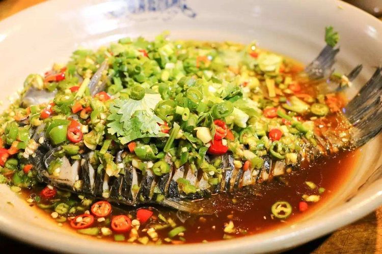 凉拌鲫鱼制作简单肉嫩味美厨房新手也可以完成的鱼料理