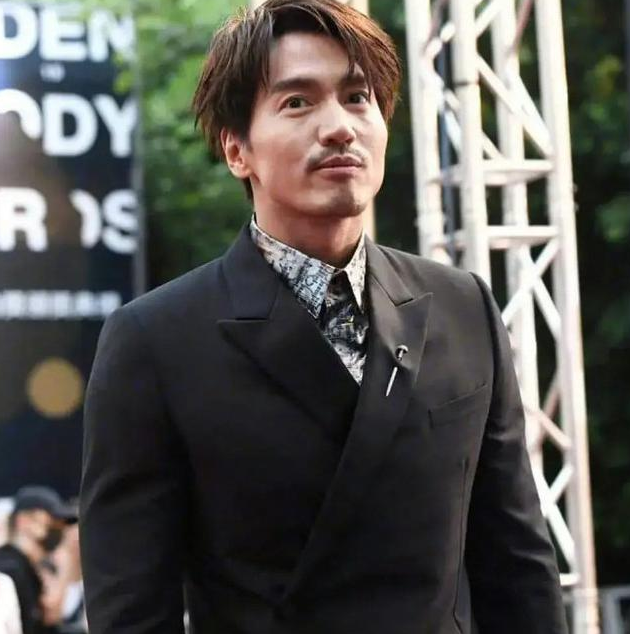 43岁言承旭老了穿西装胡子拉碴现身红毯花美男变糙汉太可惜