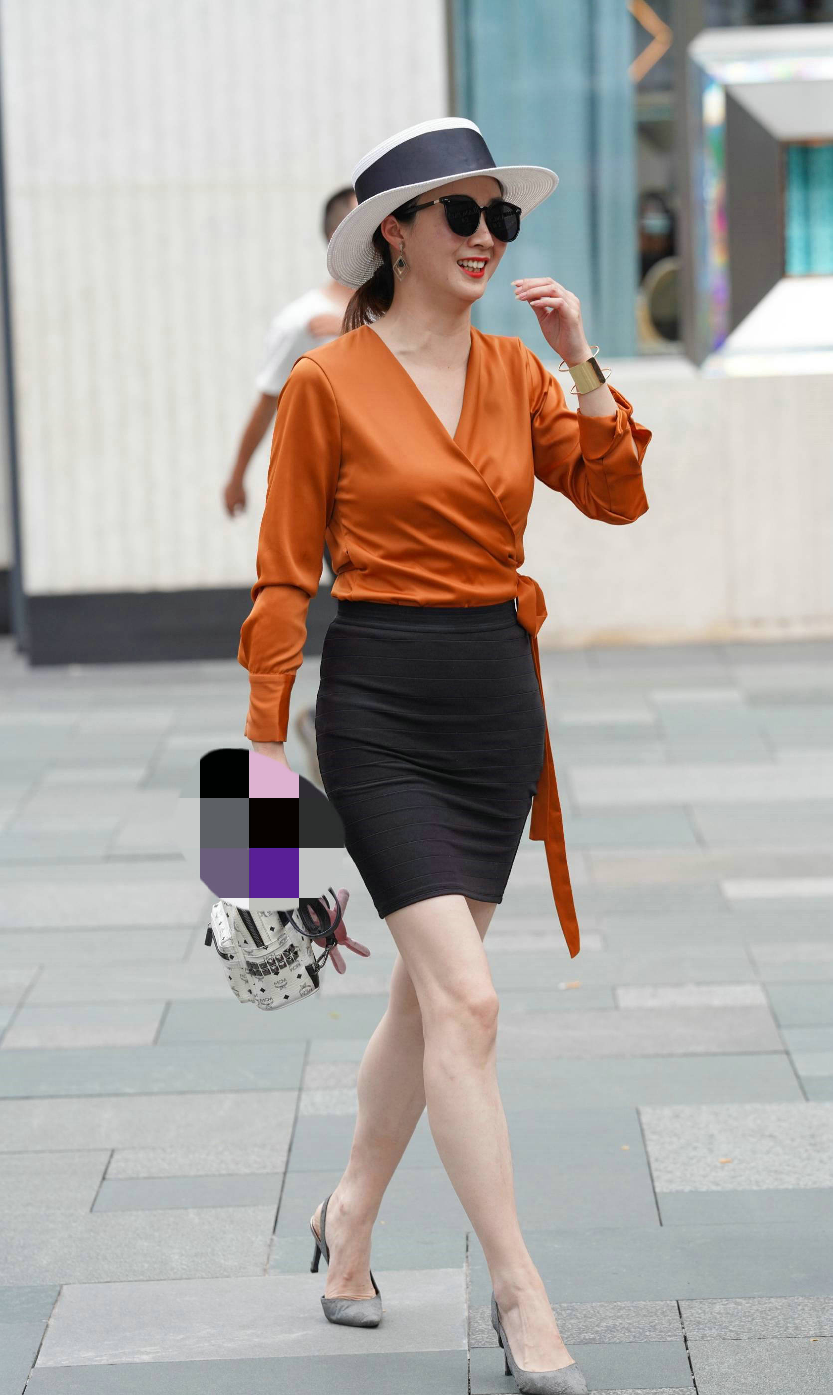 做到了帅气与妩媚并存,还很有秋天的味道|女生|短发|街拍_新浪新闻