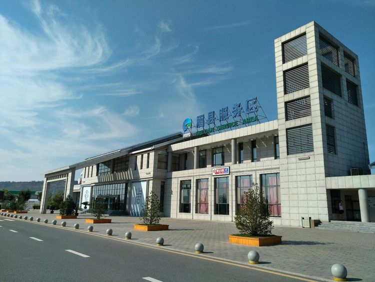 自驾出游,汽车后排放平躺着睡觉,是违章吗?